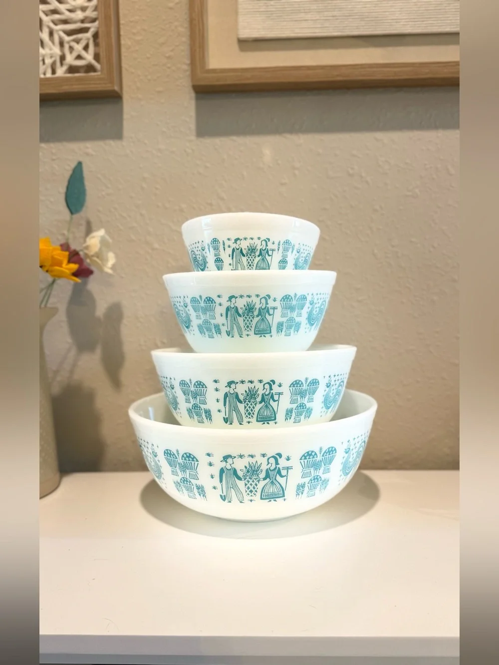 **Stunning** Butterprint Pyrex vintage mixing bowls, 404–401
